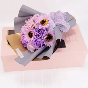 Vista detallada de ramo de flores de jabón con girasoles y rosas en caja de regalo