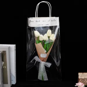 Détail d'un bouquet de tulipes blanches dans un sac cadeau transparent au style artistique