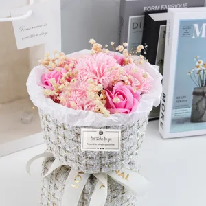 Primo piano di un bouquet di rose di sapone rosa e garofani con confezione in tweed