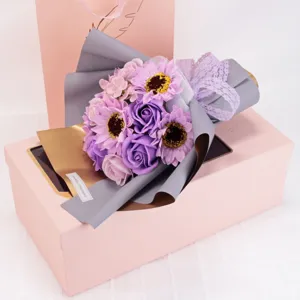 Vista detallada del ramo de flores de jabón morado con girasoles y rosas en caja de regalo