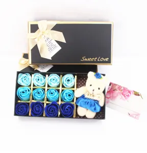 Elegante 12-delige geschenkdoos met blauwe zeeprozen en een schattige geklede teddybeer