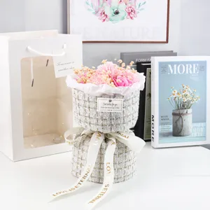 Dettaglio del bouquet di fiori di sapone rosa in carta tweed con nastro Love Is Eternal.
