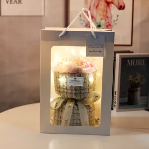 Vista dettagliata del bouquet di fiori di sapone in scatola regalo bianca con luci LED e carta.
