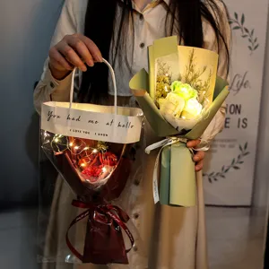 Vista detallada de ramos de rosas de jabón hechos a mano con luces LED y bolsa de regalo