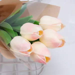 Gros plan détaillé d'un bouquet de tulipes artificielles rose crème