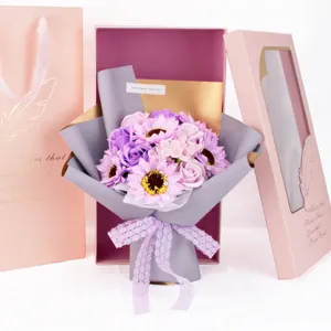 Elegante ramo de flores de jabón moradas y rosas en una elegante caja de regalo rosa