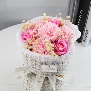 Vista macro dettagliata di un bouquet di fiori di sapone rosa con rose e tweed.