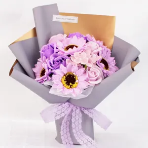 Elegante ramo de flores de jabón púrpura con girasoles y rosas para regalos únicos. (86 chars)