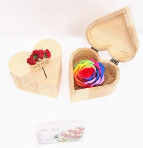 Hartvormige houten geschenkdoos met kleurrijke zeeproos en romantische wenskaart voor liefde.
