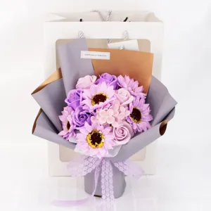 Ramo de flores de jabón de girasol y rosa violeta en bolsa de regalo para graduación