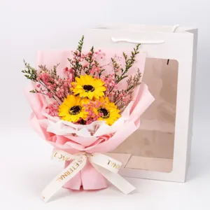 Wunderschöner künstlicher Sonnenblumenstrauß mit konservierten Blumen und Geschenktüte.