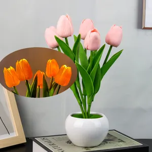 Vista detallada de la luz nocturna de tulipán con flores brillantes y maceta de cerámica.