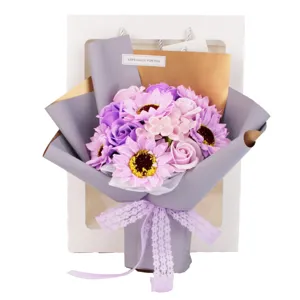 Ramo de flores de jabón púrpura con girasoles y rosas en una elegante bolsa de regalo blanca