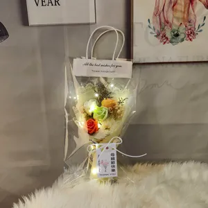 Gedetailleerd overzicht van een mini zeepboeket met sfeervolle LED-verlichting