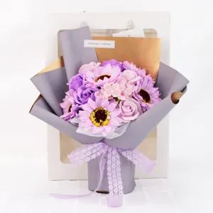 Elegante ramo de flores de jabón violetas y rosas con girasoles y rosas en bolsa