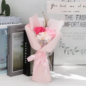Primer plano de un pequeño ramo de flores de jabón con rosas y clavel en rosa