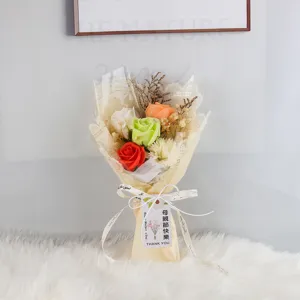 Detailopname van een boeket zeepbloemen met kleurrijke rozen, anjers en drooggras