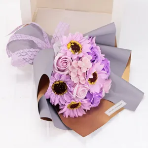Detalle de un ramo de flores de jabón de girasol y rosa púrpura con envoltorio de regalo