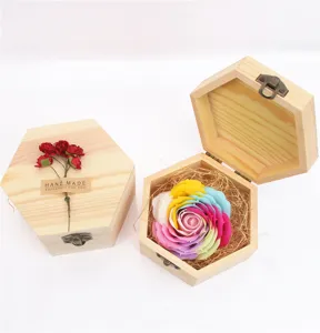 Zeshoekige houten geschenkdoos met kleurrijke zeeproos, ideaal voor Valentijnsdag cadeau.