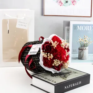 Bouquet di fiori di sapone con garofani e rose in confezione tweed con etichetta