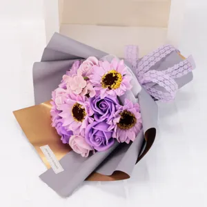 Detalle de ramo de flores de jabón de girasoles y rosas moradas con etiqueta de regalo.