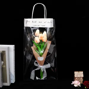 Vue détaillée d'un bouquet de tulipes artificielles dans un sac cadeau transparent élégant
