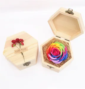 Zeshoekige houten geschenkdoos met prachtige kleurrijke zeeproos voor Valentijnsdag.