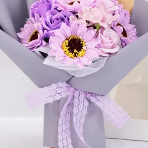 Primer plano detallado de un elegante ramo de flores de jabón moradas con girasoles