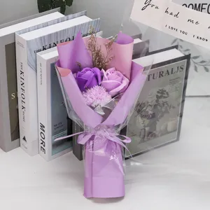 Primer plano detallado de tres rosas de jabón púrpuras en un elegante ramo de regalo