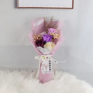 Handgemaakt boeket van zeepbloemen met paarse rozen en witte anjers voor de Moederdag