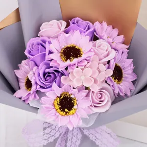 Elegante ramo de flores de jabón de rosas y girasoles morados, textura detallada