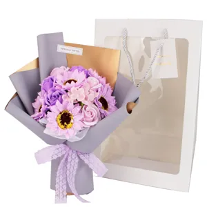 Vista detallada de un ramo de flores de jabón púrpura con bolsa de regalo blanca.