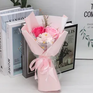 Primer plano de un ramo de 3 flores de jabón con rosas y clavel en elegante envoltorio
