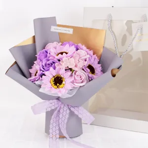 Elegante ramo de flores de jabón de girasol y rosa púrpura con bolsa de regalo premium