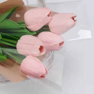 Vue macro d'un bouquet de tulipes artificielles roses réalistes pour la décoration