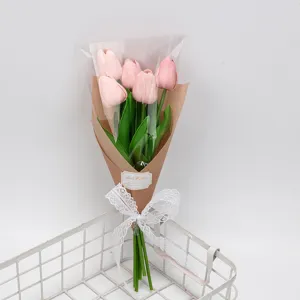 Bouquet de tulipes roses avec nœud en dentelle blanche pour la décoration intérieure