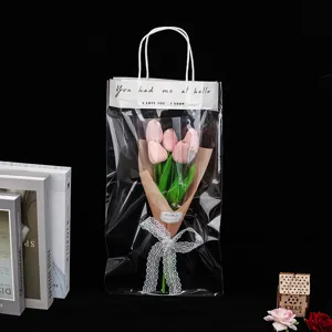 Gros plan d'un bouquet de tulipes roses artificielles dans un sac cadeau transparent