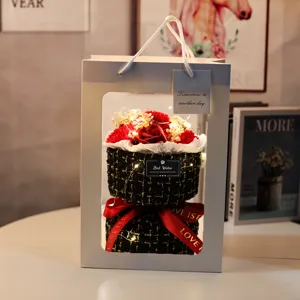 Primo piano di un bouquet di fiori di sapone con luci LED in una confezione regalo con finestra