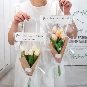 Bouquets de tulipes artificielles dans des sacs cadeaux transparents pour décoration
