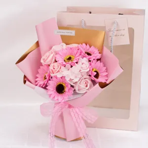 Ramo de flores de jabón rosa con girasoles y rosas en bolsa de regalo para graduación.