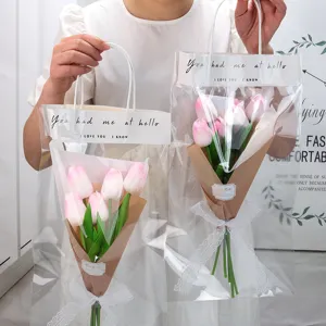 Vue détaillée de bouquets de tulipes roses artificielles dans des sacs cadeaux élégants