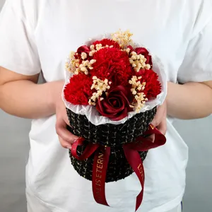 Primo piano di un elegante bouquet di fiori di sapone in una scatola di tweed