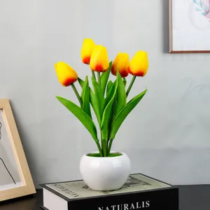 Vista detallada de tulipanes artificiales en maceta de cerámica para bonita decoración de mesa.
