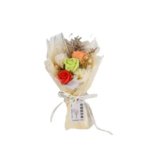 Elegant kleurrijk zeepbloemboeket met rozen en anjers als Moederdag cadeau idee
