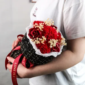 Primo piano di un bouquet di rose di sapone e garofani in tessuto tweed