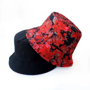 Chapeau bob réversible avec un côté noir uni et un côté à imprimé floral rouge pour le plein air.
