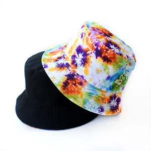 Bob réversible avec graffiti tie-dye tendance et design noir classique pour protection solaire.