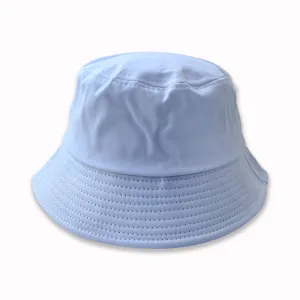 Λεπτομέρεια από βαμβακερό καπέλο bucket σε γαλάζιο χρώμα, μαλακό ύφασμα και ραφές.