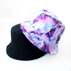 Chapeau bob réversible avec impression abstraite aquarelle vibrante et design noir uni extérieur.