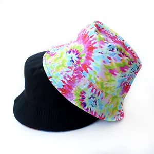 Bob réversible pour homme et femme, avec un motif tie-dye tendance et un design noir.